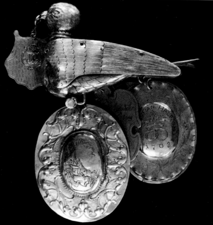 Historischer Papagoi von 1633 mit silbernen Anhängern