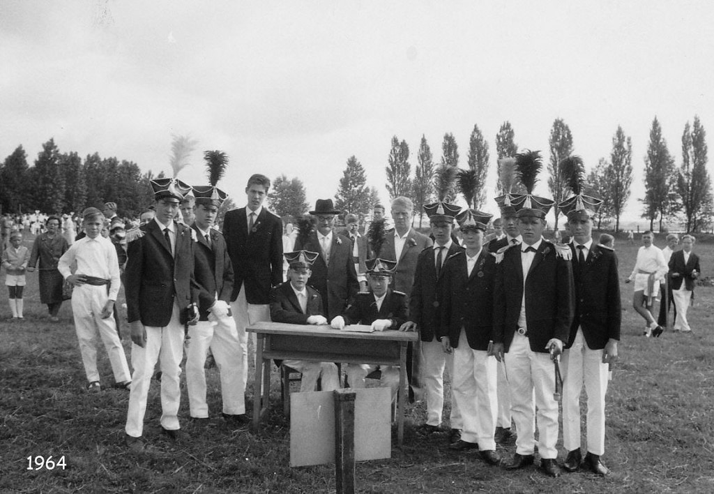 Vogelschießen 1964 Joachim Maas - 2. v.rechts P. Süfke -Lehrer r. ohne Hut Otto Patzak Mittelschule-3. v.l. ohne Tschako P. Koszorowski