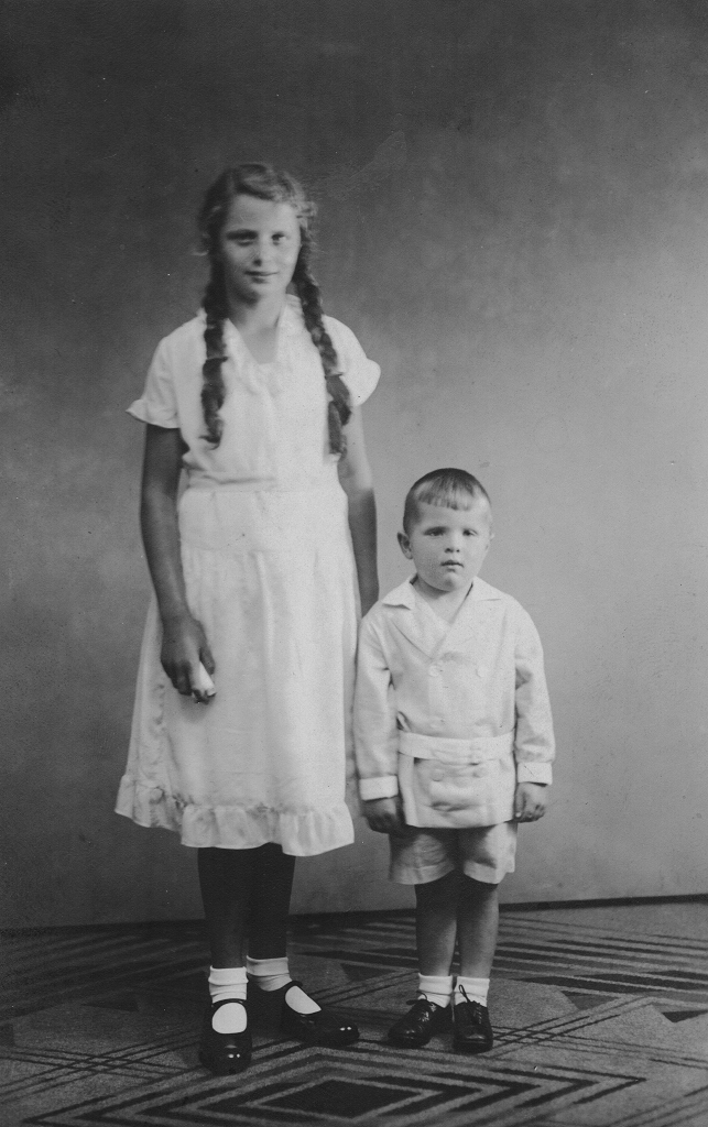 Elisabeth Borchert geb.1920 - mit Halbbruder Ludwig Borchert - Vogelschießen 26.Juni 1933