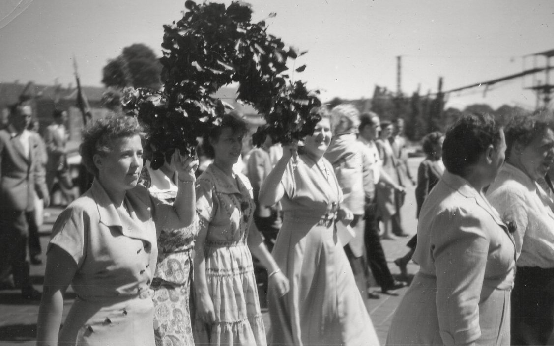 Umzug der Frauen Vogelschießen 1956 Christiane Tscherny
