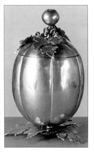 Der Goldene Apfel, ein historischer teilvergoldeter Silberpokal in Fruchtform