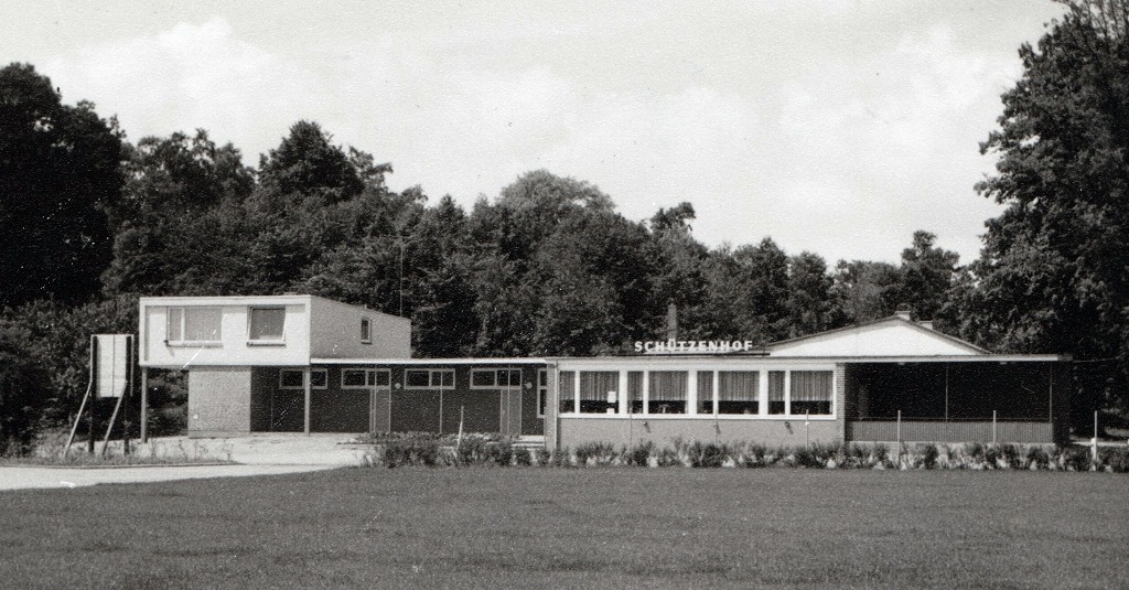 Der Schützenhof vor 1975 · Blick über die Wiese