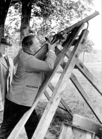 Historische Schwarzweißaufnahme eines Schützen beim Vogelschießen