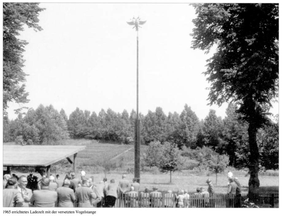Historische Aufnahme der Vogelstange mit Ladezelt und Zuschauern
